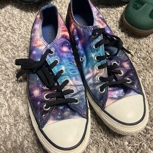 Size 8 women’s converse